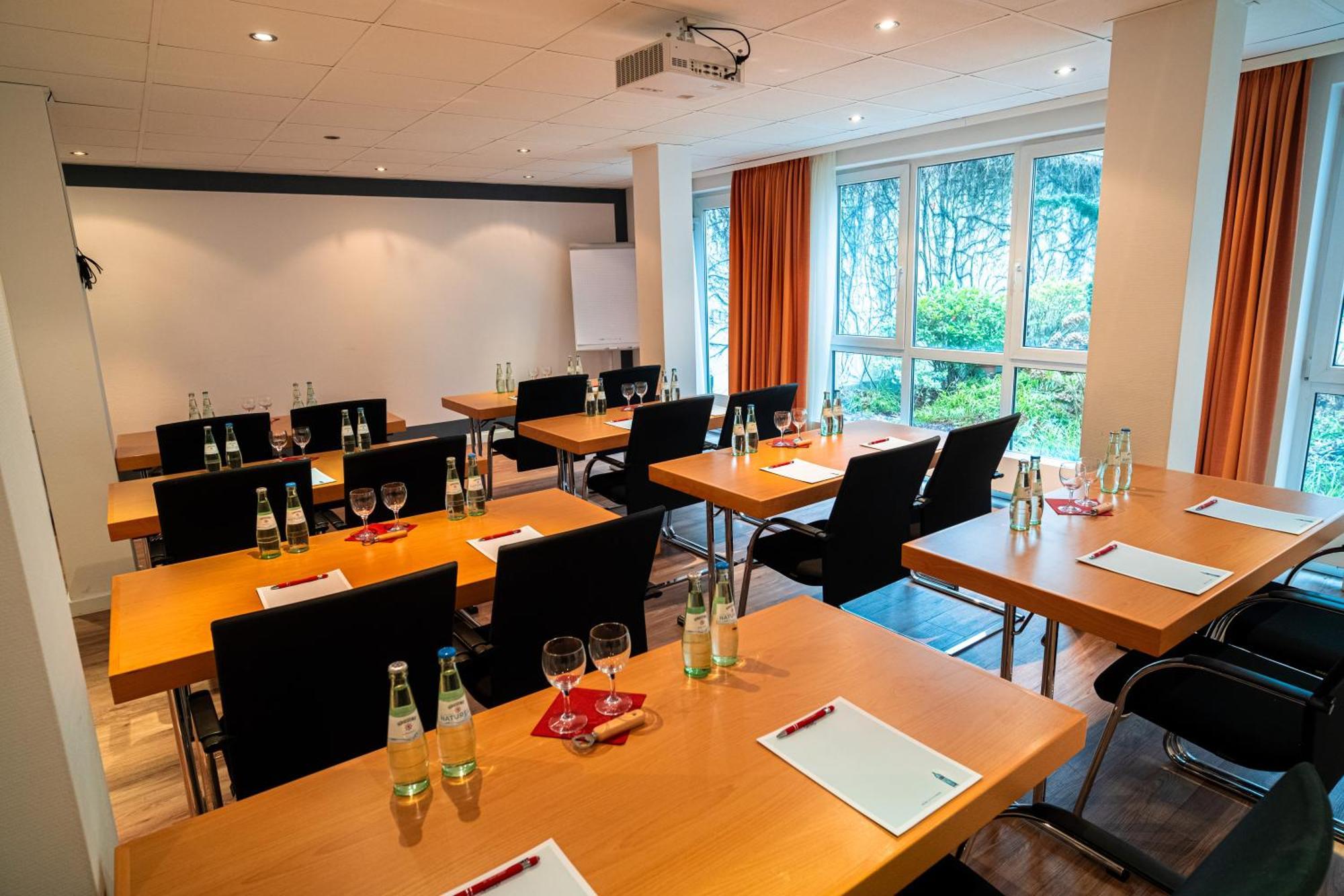 Hotel Am Schlosspark , Wiesbaden Esterno foto