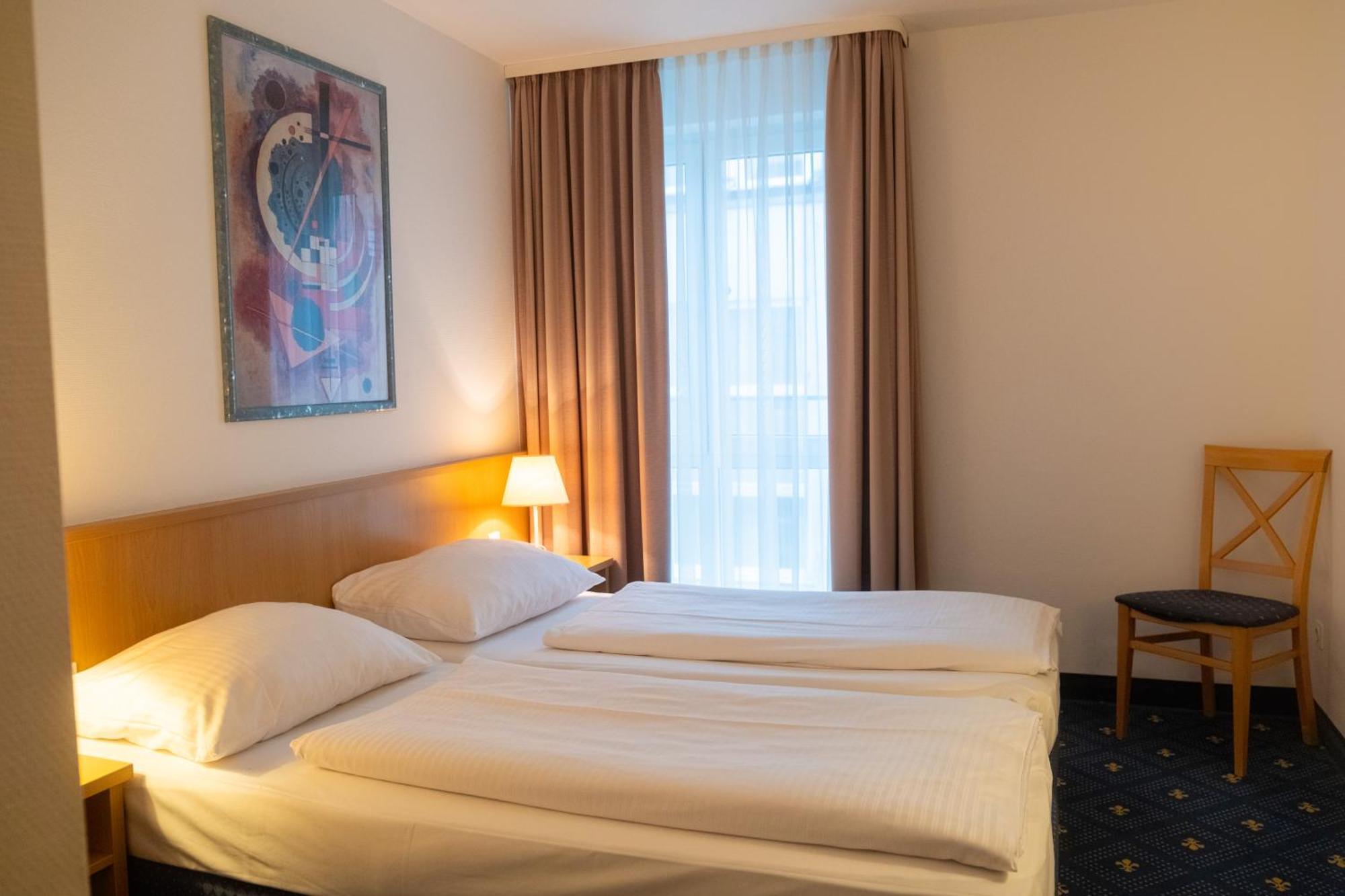 Hotel Am Schlosspark , Wiesbaden Esterno foto