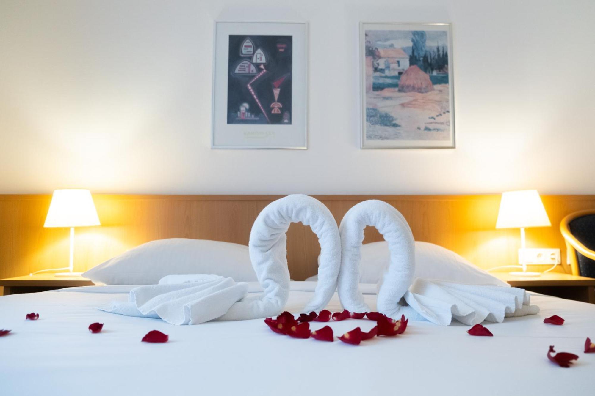 Hotel Am Schlosspark , Wiesbaden Esterno foto