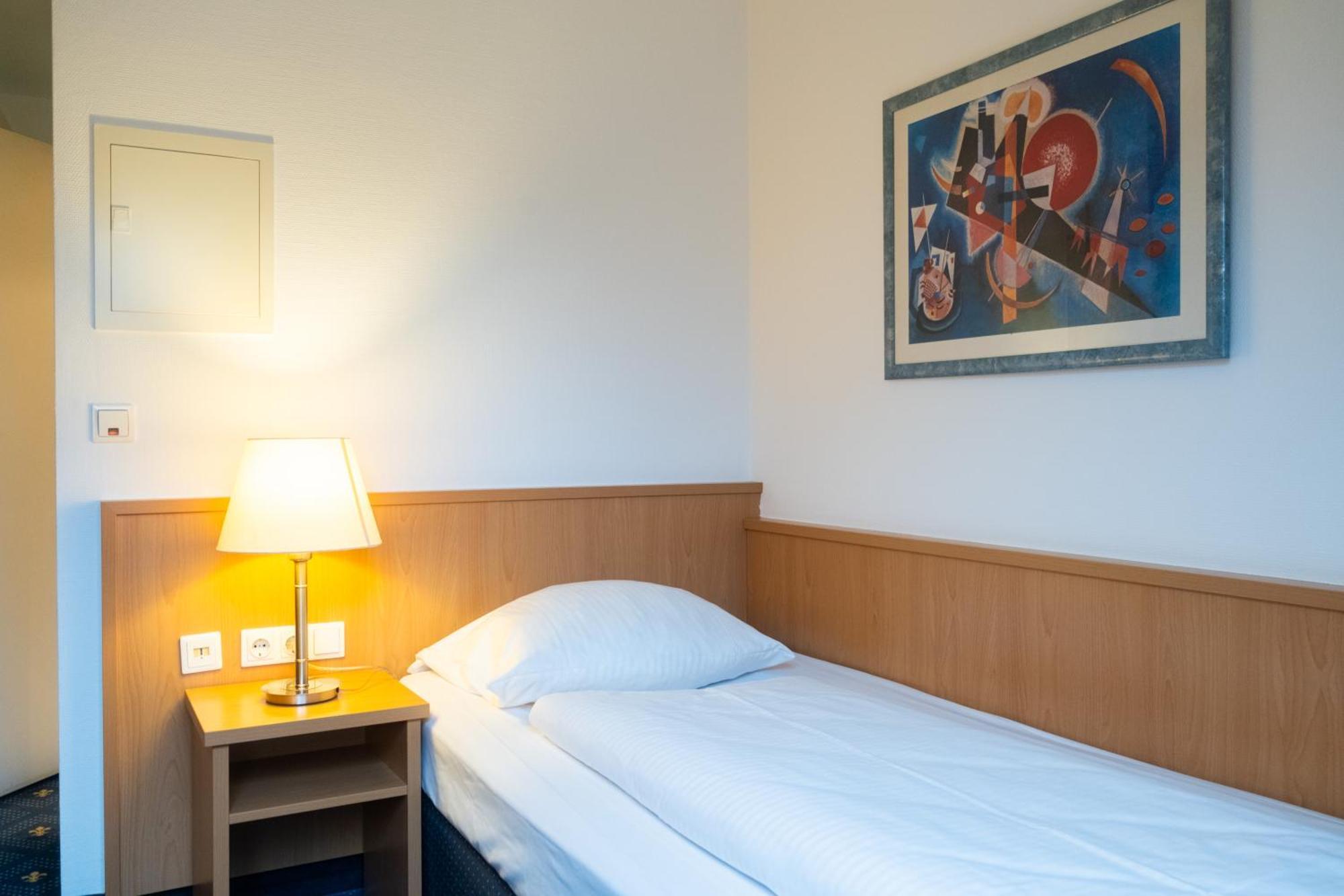 Hotel Am Schlosspark , Wiesbaden Esterno foto