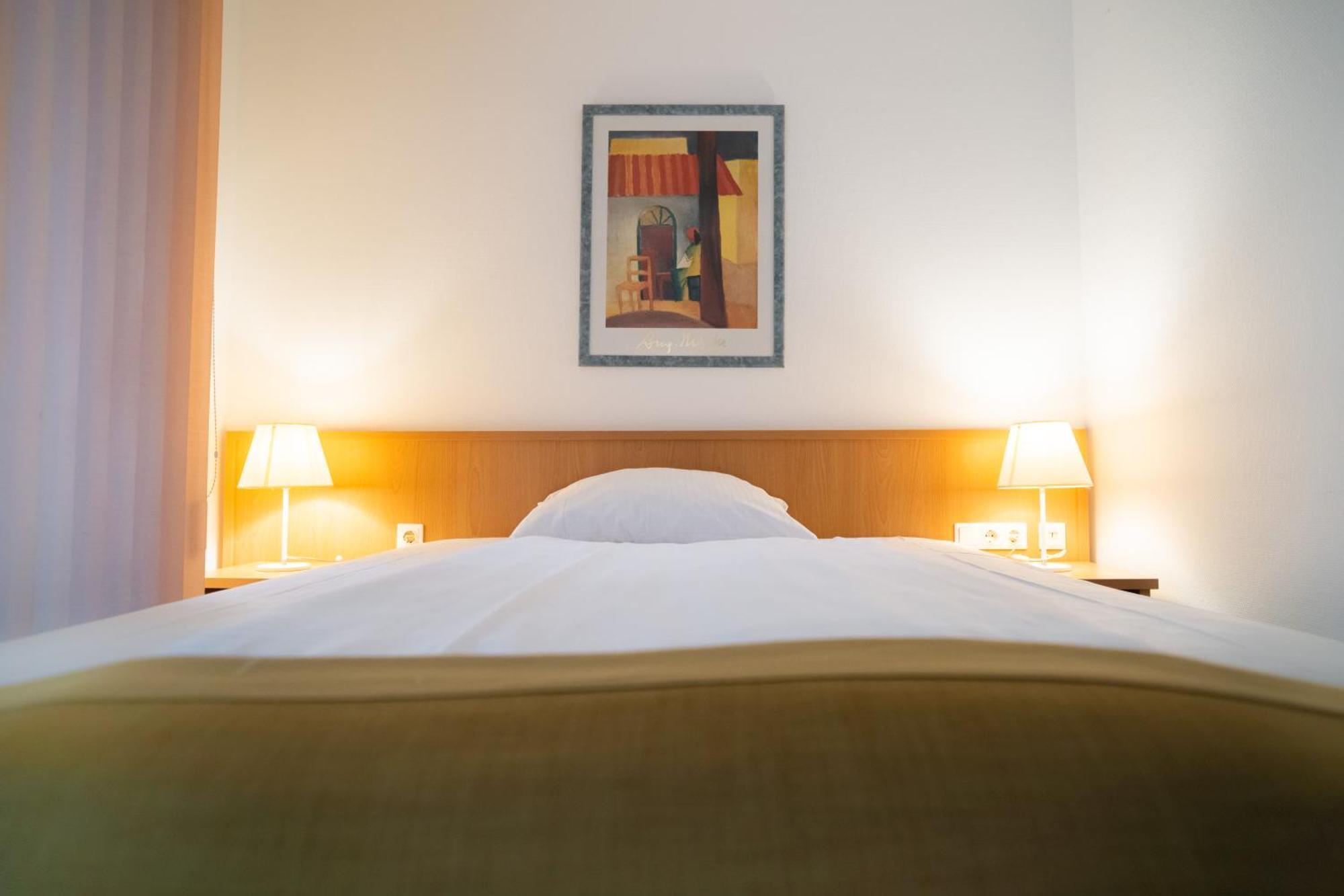 Hotel Am Schlosspark , Wiesbaden Esterno foto