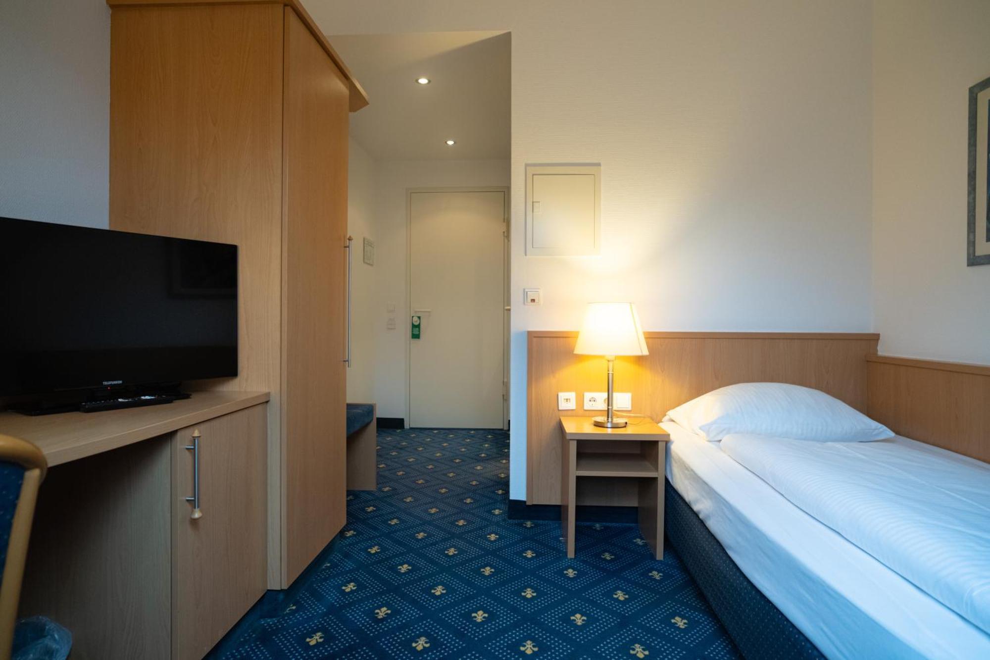 Hotel Am Schlosspark , Wiesbaden Esterno foto